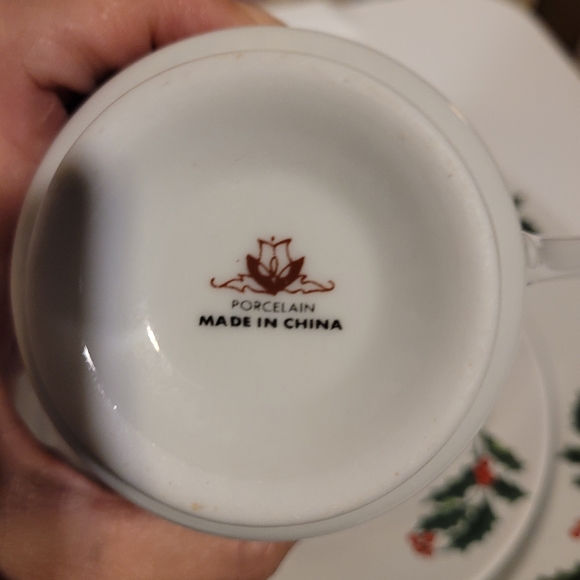 16 Piece Set Vintage Holiday Plates, Saucers, and Cups EUC - Picture 4 of 8